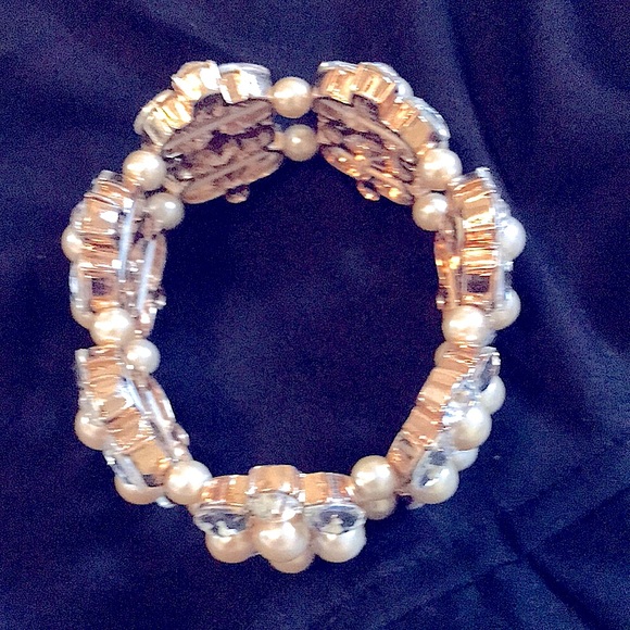 Matching set Pearl & Rhinestone Necklace and bracelet. Formal and classic! - Picture 4 of 5